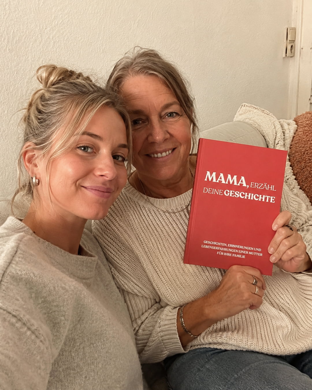 Mutter und Tochter mit dem Erinnerungsbuch Mama, erzähl deine Geschichte von LebensBand.de
