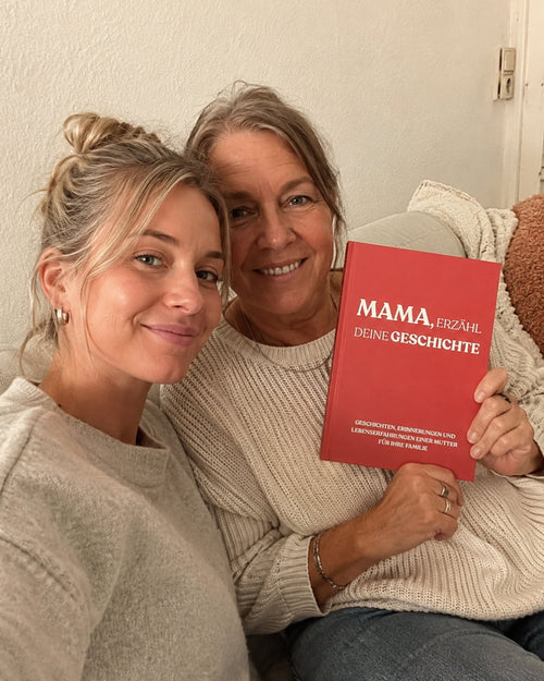 Mutter und Tochter mit dem Erinnerungsbuch Mama, erzähl deine Geschichte von LebensBand.de